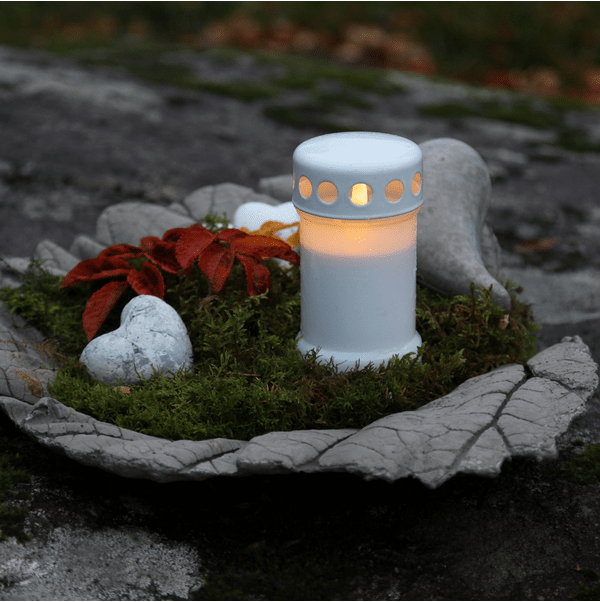 LED Gravlys Serene Hvit Fra Star Trading - Lyset er 13,5 cm h&oslash;yt og har ekstra lang brenntid.