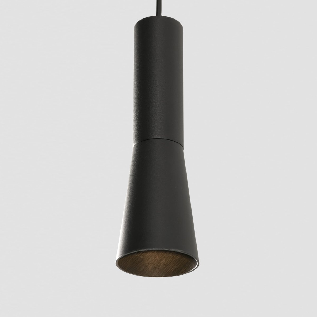 Nina Ø4 Svart Taklampe Fra Faro Barcelona - Nina er en svart pendellampe med integrert LED-teknologi og et stilig, minimalistisk design.