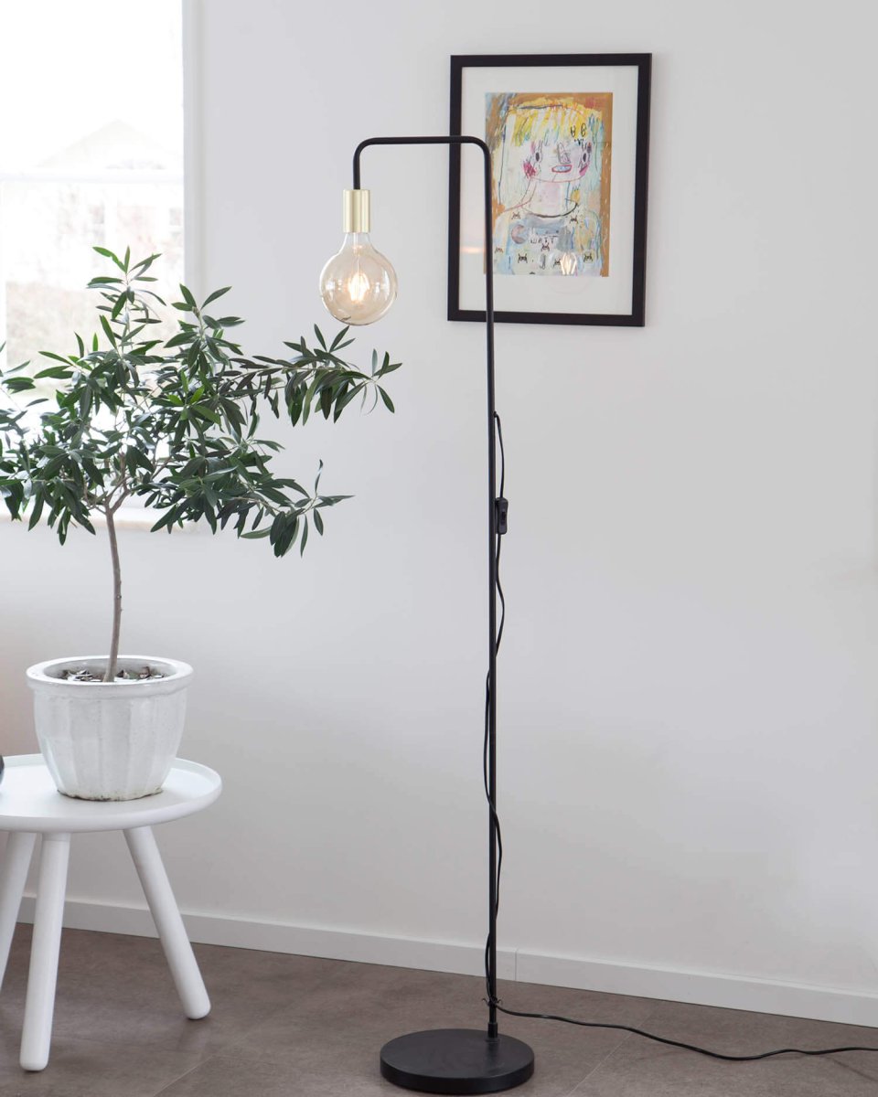 Fondi Svart gulvlampe Fra By Rydéns - Fondi er en enkel og stilig gulvlampe i sort metall.