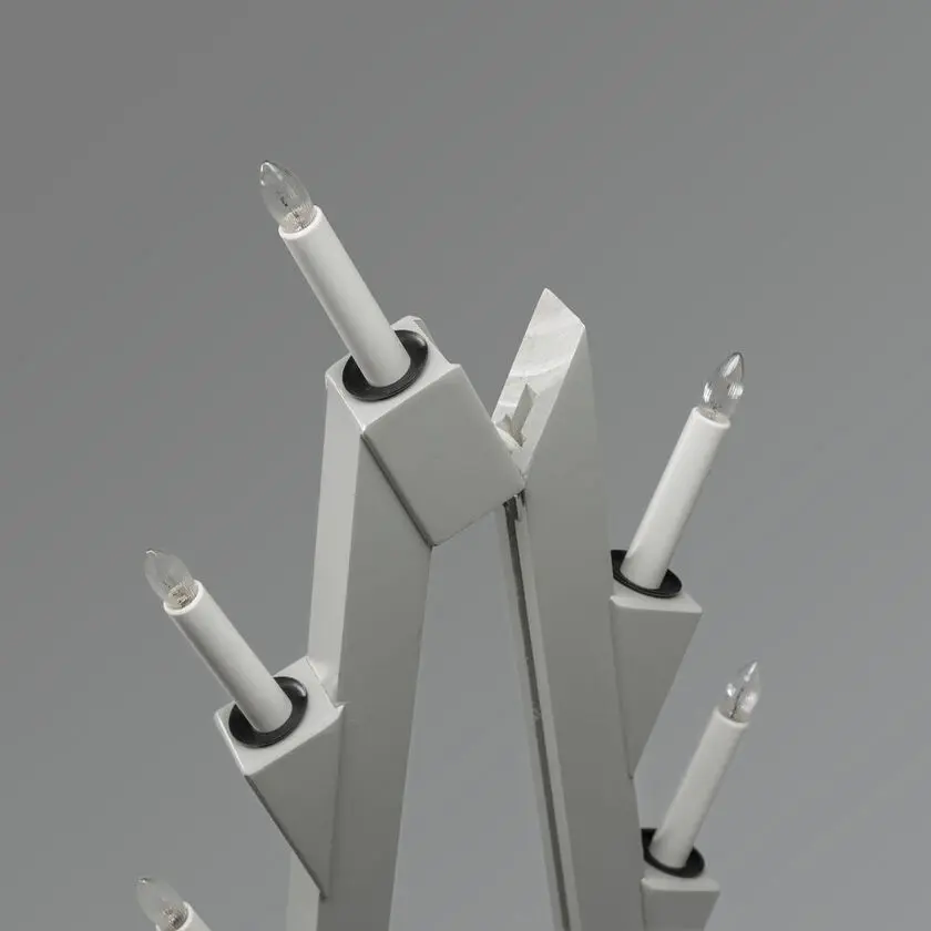 Candelabra 11 Lights Grå Fra Konstsmide - Sammenleggbar elektrisk lysestake med 11 lys, laget av gr&aring;malt tre, dekorert med svarte ringer rundt hvert lys for en elegant touch.
