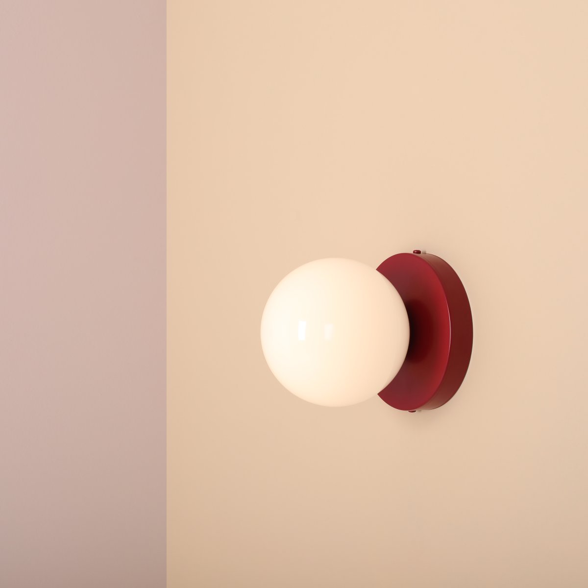 Ball Ø15 Burgund vegglampe Fra Artera - Det minimalistiske designet gjør at lampen smelter jevnt inn i både moderne og klassisk interiør, samtidig som den tilbyr et effektivt lys som fremhever stemningen i rommet.