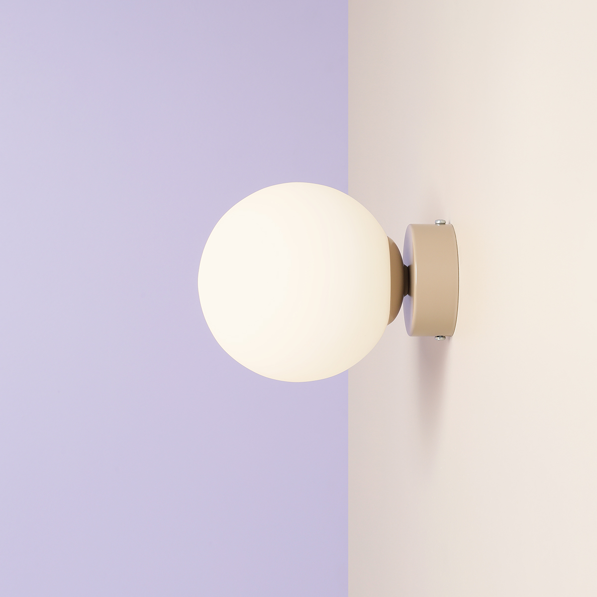 Ball Ø15 Beige vegglampe Fra Artera - Den kompakte designen gjør den perfekt for mindre rom, samtidig som den gir en moderne eleganse til veggen din.