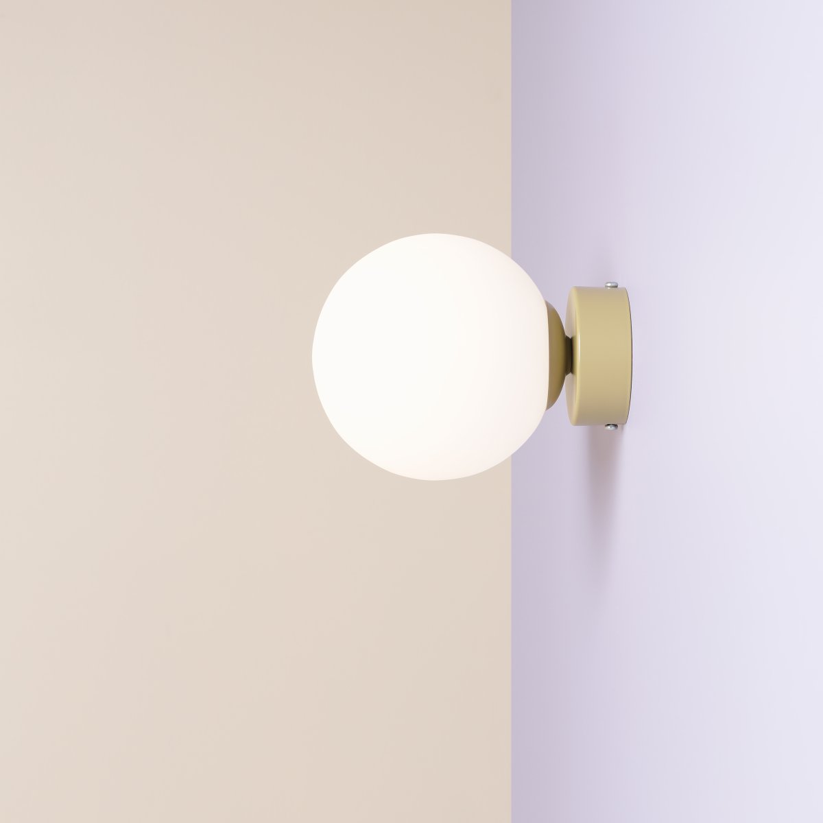 Ball Ø15 Beige vegglampe Fra Artera - Den kompakte designen gjør den perfekt for mindre rom, samtidig som den gir en moderne eleganse til veggen din.