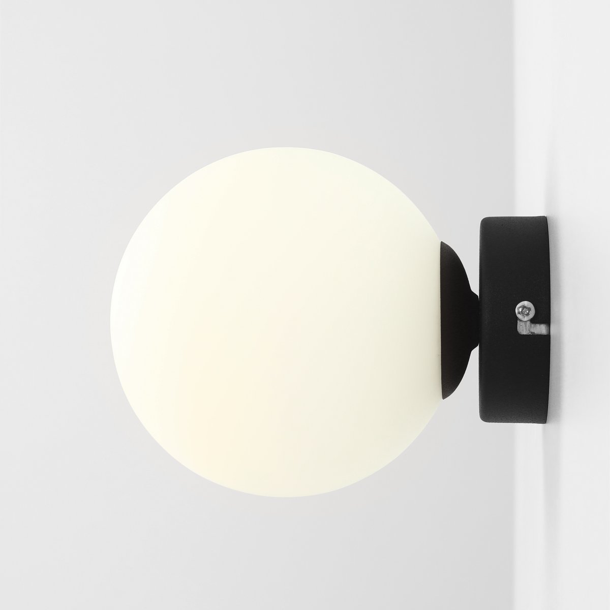Ball Ø15 Svart vegglampe Fra Artera - Den kompakte designen gjør den perfekt for mindre rom, samtidig som den gir en moderne eleganse til veggen din.