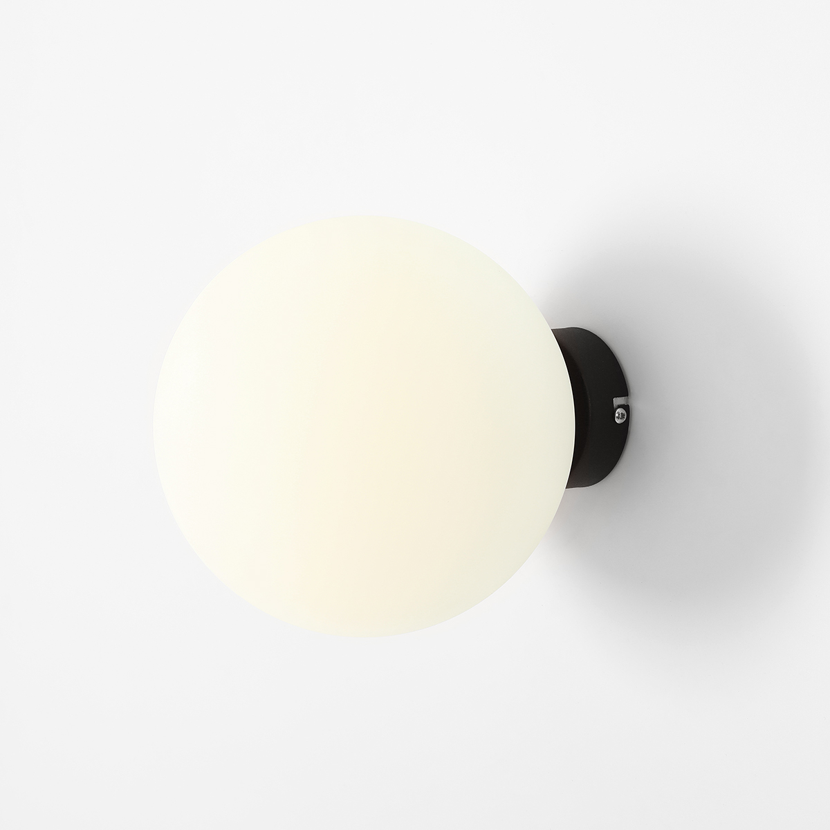 Ball Ø20 Svart vegglampe Fra Artera - Den kompakte designen gjør den perfekt for mindre rom, samtidig som den gir en moderne eleganse til veggen din.