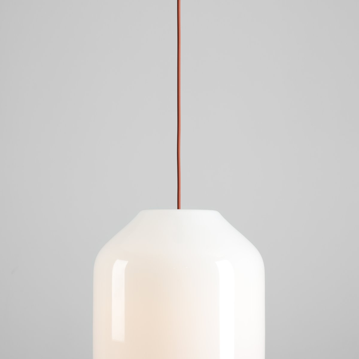 Flask Ø27 Terrakotta Taklampe Fra Artera - Den sjenerøse opalglasskjermen har en diameter på 27 cm og sprer et mykt og behagelig lys som skaper en innbydende atmosfære i rommet.