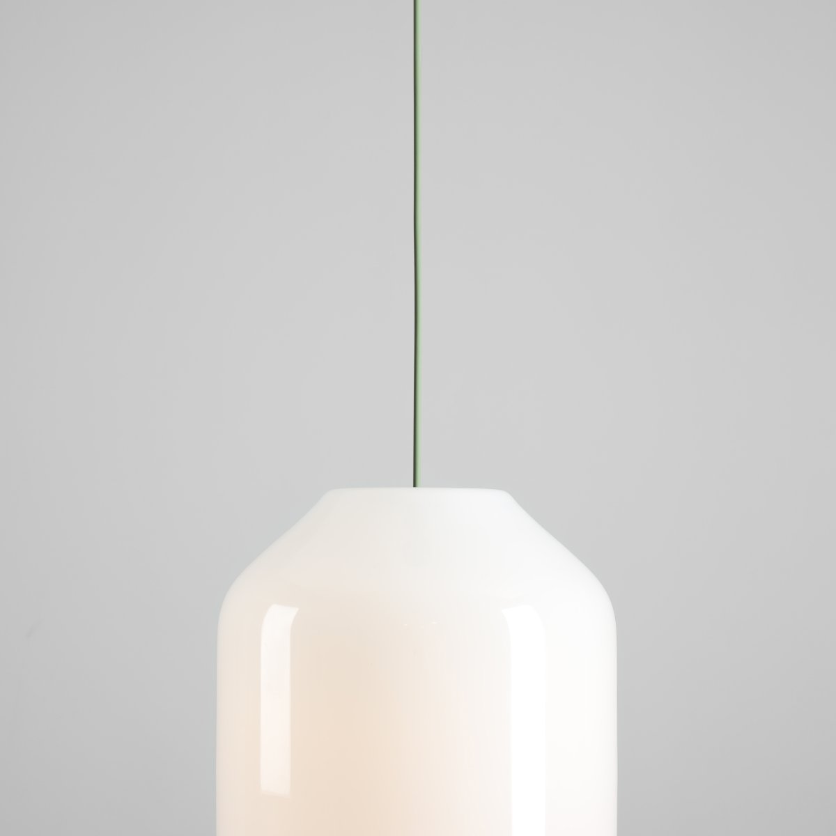 Flask Ø27 Grønn Taklampe Fra Artera - Den sjenerøse opalglasskjermen har en diameter på 27 cm og sprer et mykt og behagelig lys som skaper en innbydende atmosfære i rommet.