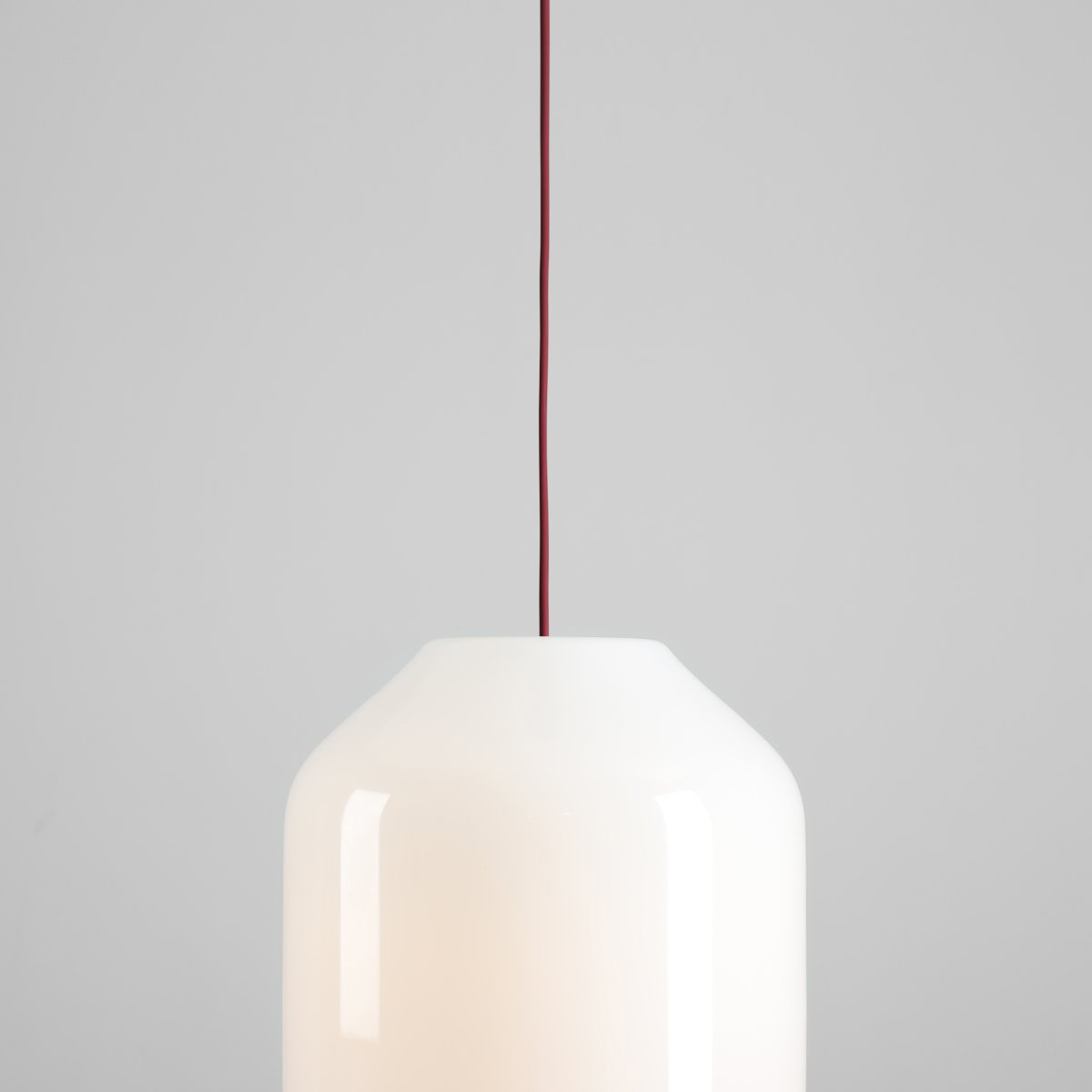 Flask Ø27 RØD Taklampe Fra Artera - Den sjenerøse opalglasskjermen har en diameter på 27 cm og sprer et mykt og behagelig lys som skaper en innbydende atmosfære i rommet.