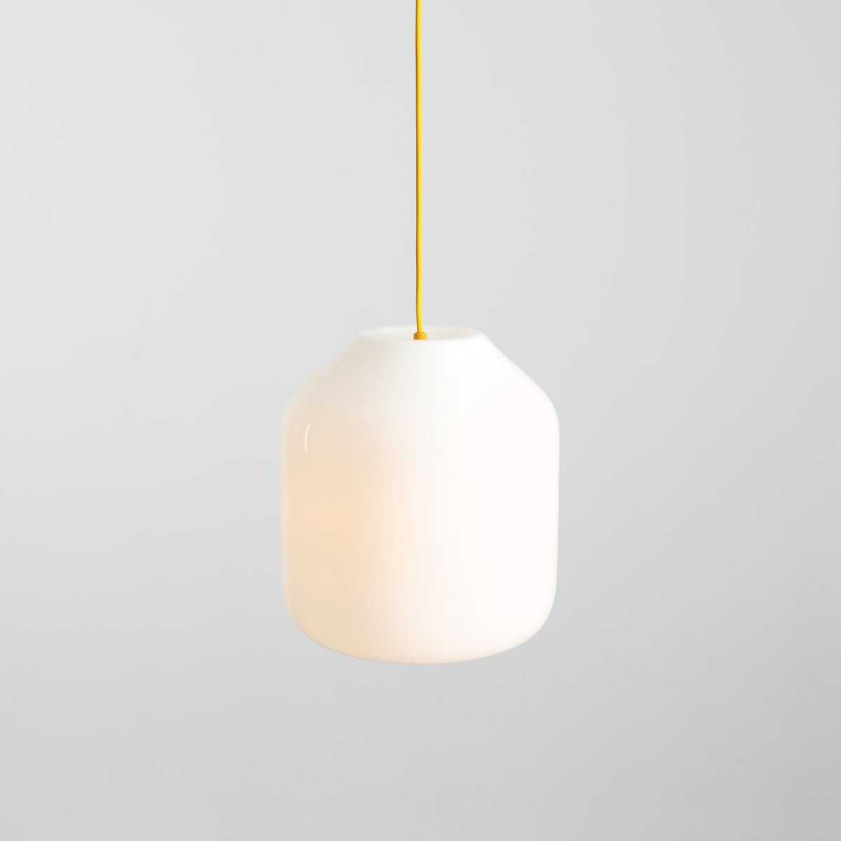 Flask Ø27 Gul Taklampe Fra Artera - Den sjenerøse opalglasskjermen har en diameter på 27 cm og sprer et mykt og behagelig lys som skaper en innbydende atmosfære i rommet.
