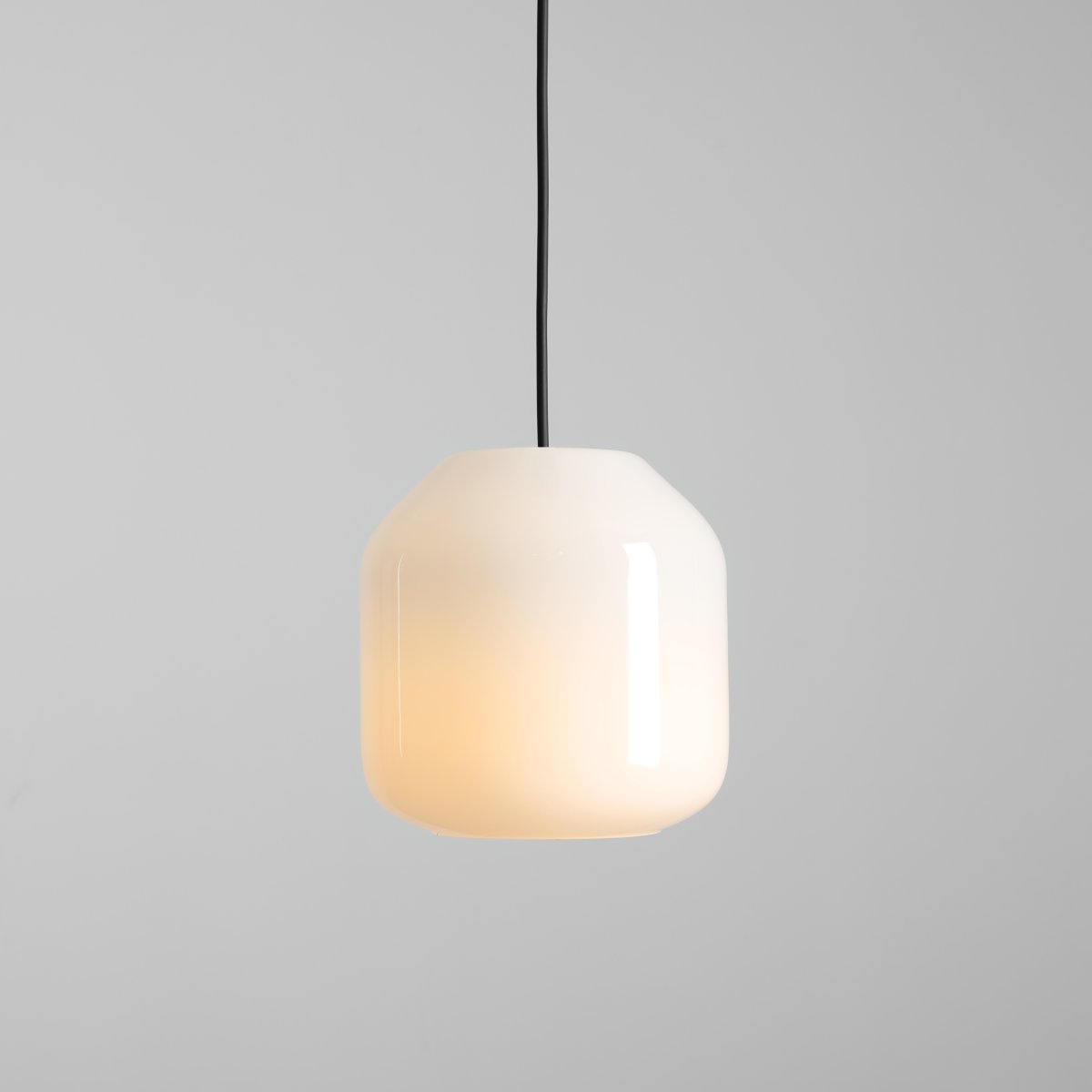 Flask Ø18 Svart Taklampe Fra Artera - Flask passer like fint over et mindre spisebord som i et vindu, eller sammen med flere pendler i en gruppe.