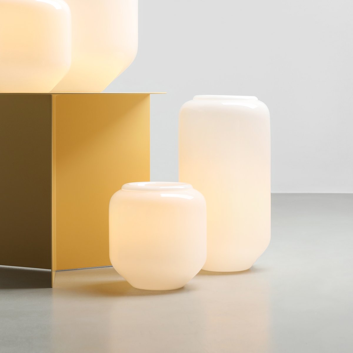 Flask 36cm Hvit/rød bordlampe Fra Artera - Den høye, avrundede opalglasskjermen sprer et mykt og behagelig lys som skaper en varm og innbydende atmosfære.