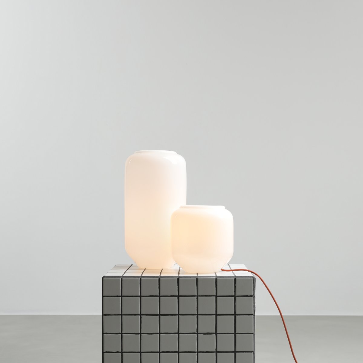 Flask 36cm Hvit/terrakotta bordlampe Fra Artera - Den høye, avrundede opalglasskjermen sprer et mykt og behagelig lys som skaper en varm og innbydende atmosfære.