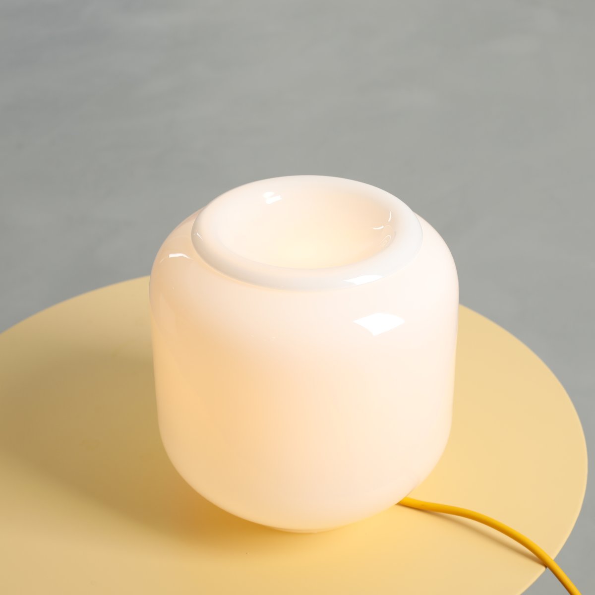 Flask 18cm Hvit/gul bordlampe Fra Artera - Den gule ledningen er en fin fargerik detalj som gir lampen et harmonisk og lekent uttrykk.