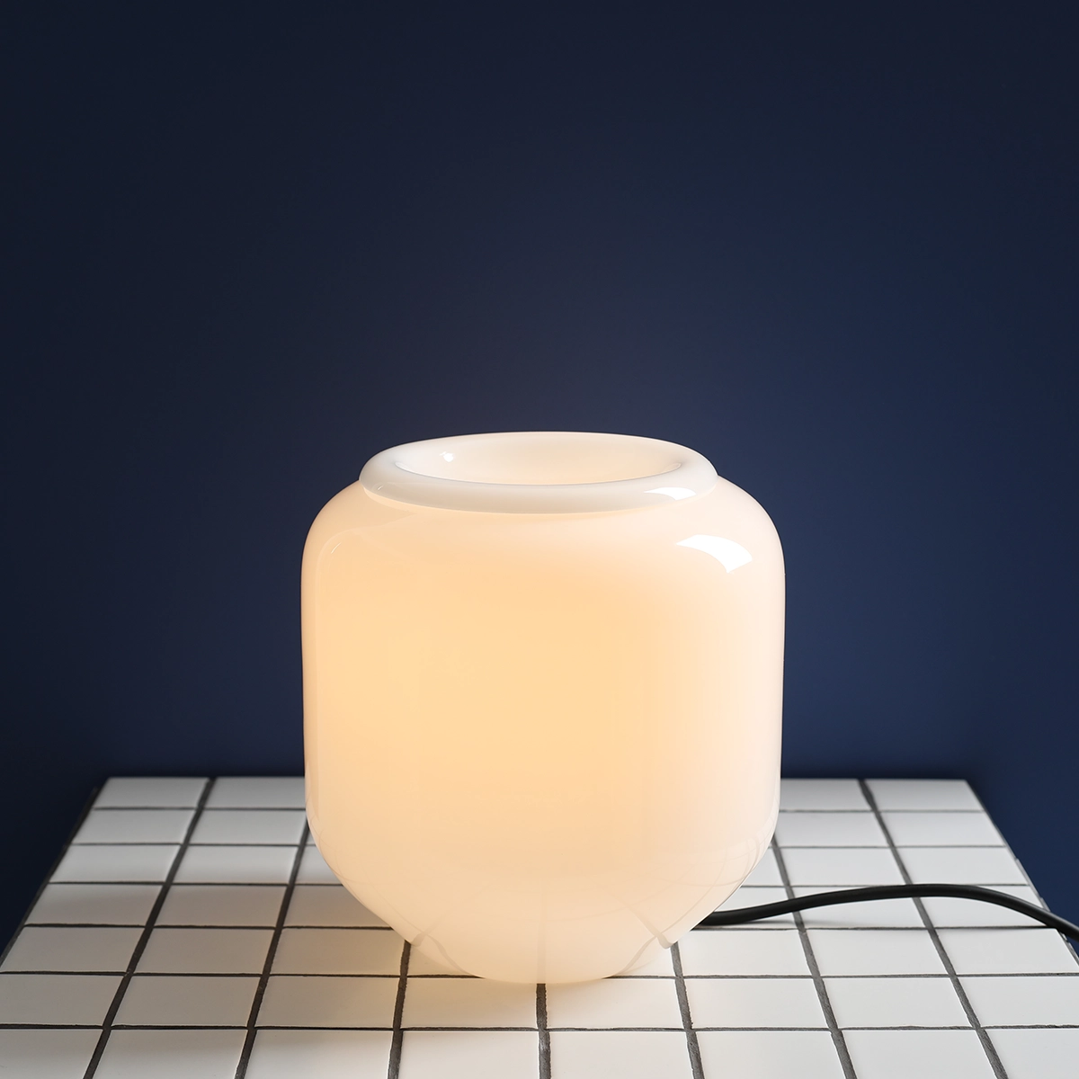 Flask 18cm Hvit/svart bordlampe Fra Artera - Den svarte ledningen er en fin fargekontrast som gir lampen et harmonisk og lekent uttrykk.