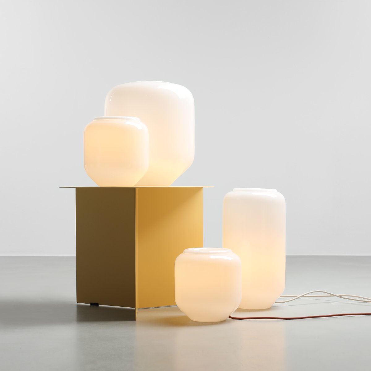 Flask 18cm Hvit/terrakotta bordlampe Fra Artera - Den terrakottafargede ledningen er en fin fargerik detalj som gir lampen et harmonisk og lekent uttrykk.