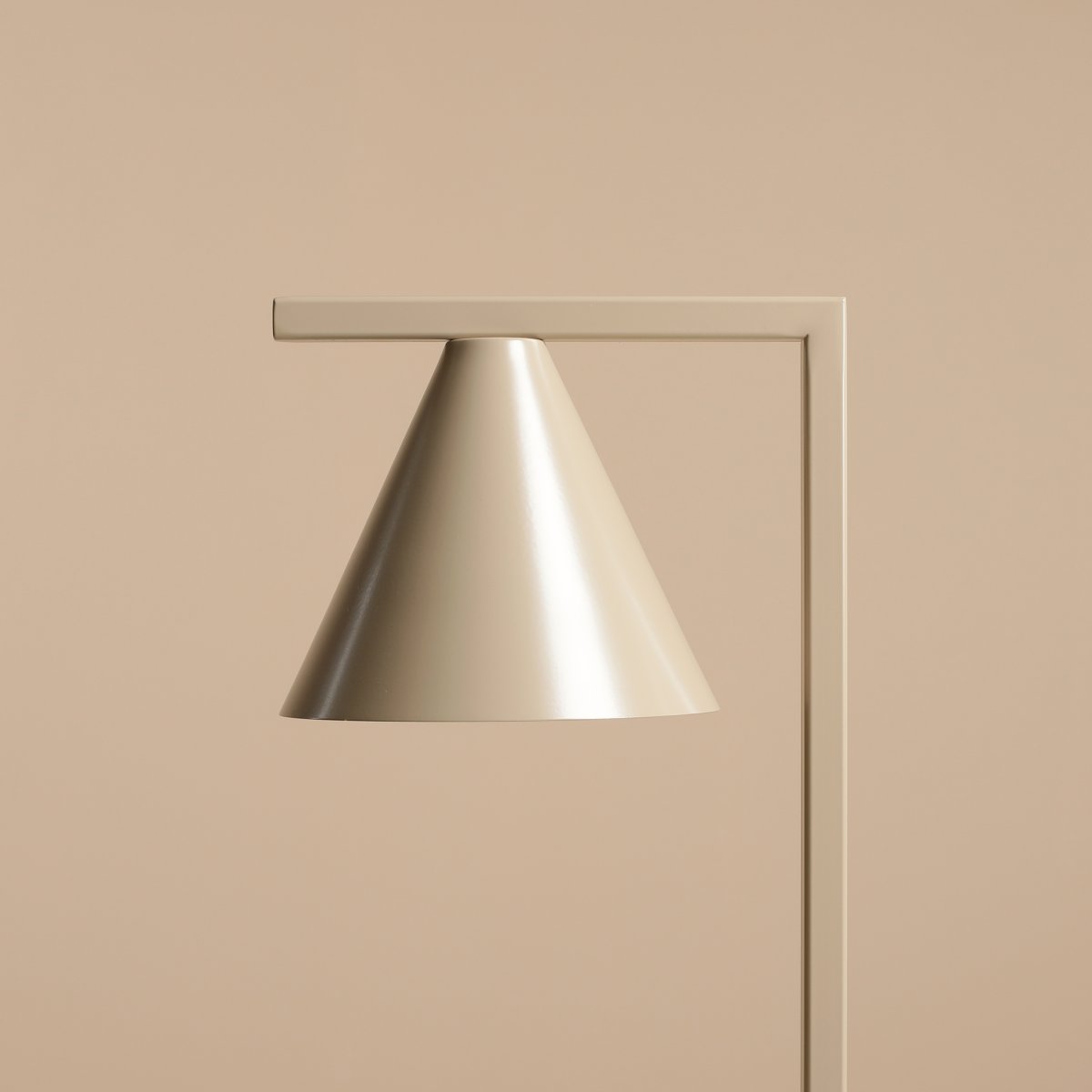 Form 40cm Beige bordlampe Fra Artera - Lampen gir et fokusert lys, som gjør den ideell å plassere på; et bord ved sofaen, sengen eller i et hjørne hvor det trengs ekstra lys.