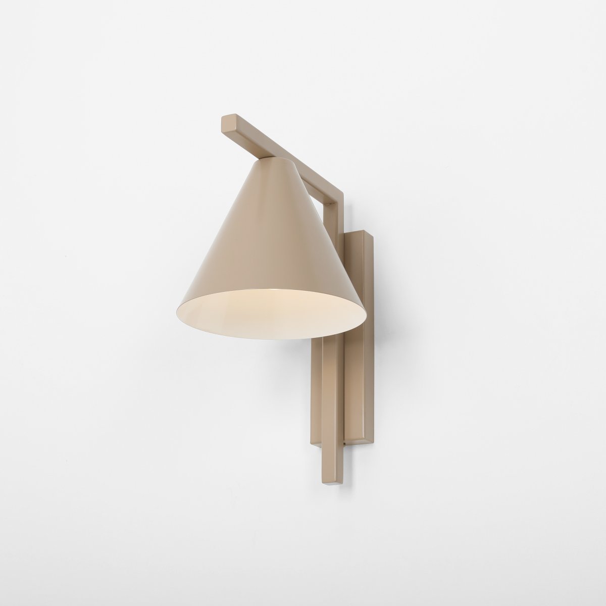 Form 23cm Beige vegglampe Fra Artera - Denne minimalistiske vegglampen med sin elegante kjegleformede skjerm i en varm beige tone er det perfekte valget for deg som &oslash;nsker et stilig og moderne uttrykk i hjemmet ditt.