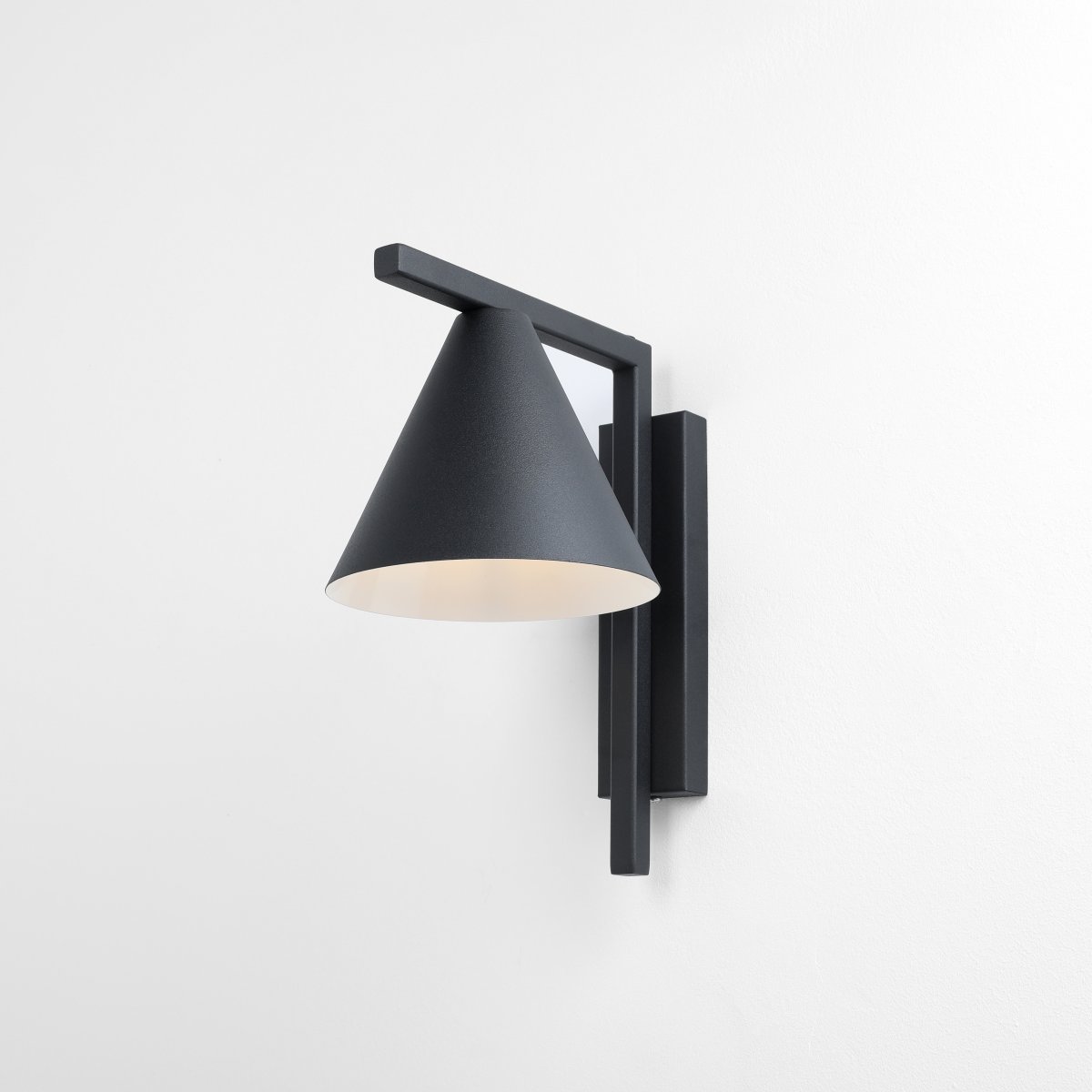 Form 23cm Svart vegglampe Fra Artera - Denne minimalistiske vegglampen med sin elegante kjegleformede skjerm i sort metall er det perfekte valget for deg som &oslash;nsker et stilig og moderne uttrykk i hjemmet ditt.
