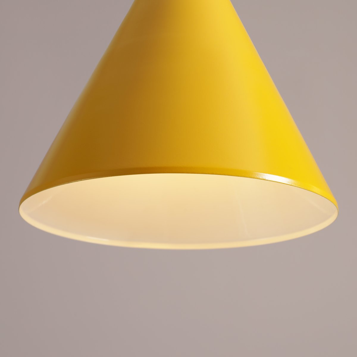 Form Ø24 Sennep Taklampe Fra Artera - Denne minimalistiske pendellampen med sin elegante kjegleformede skjerm i sennepsgul tone er det perfekte valget for de som ønsker et stilig og moderne uttrykk i hjemmet ditt.