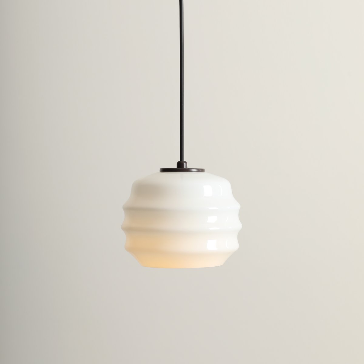 Puff Ø16 Mørk brun Taklampe Fra Artera - Puff er en sjarmerende takpendel som kombinerer myke former med et moderne og stilig design.