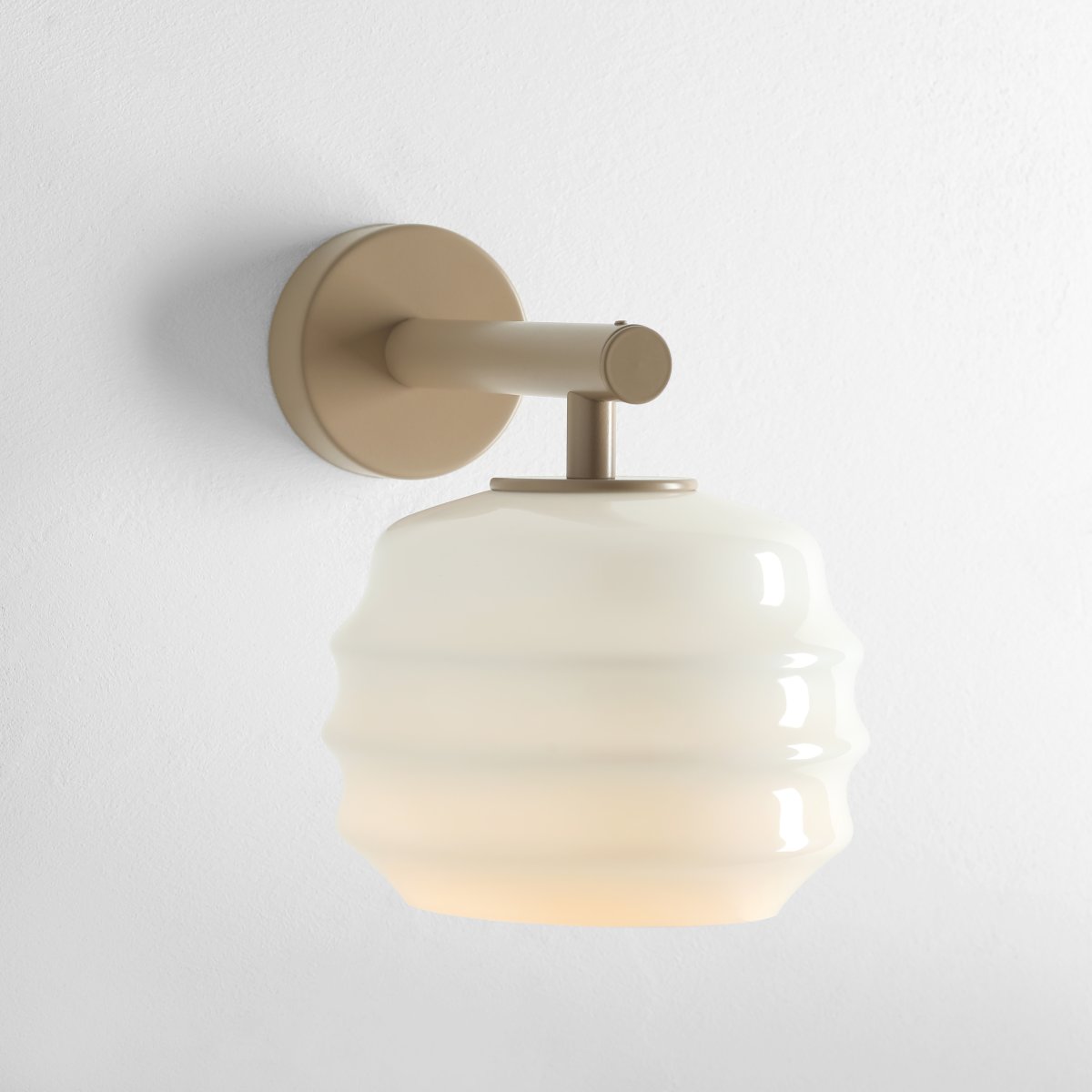 Puff 23cm Beige vegglampe Fra Artera - Den dekorative skjermen i hvitt opalglass har en bølget form som gir lampen et lekent og elegant uttrykk.
