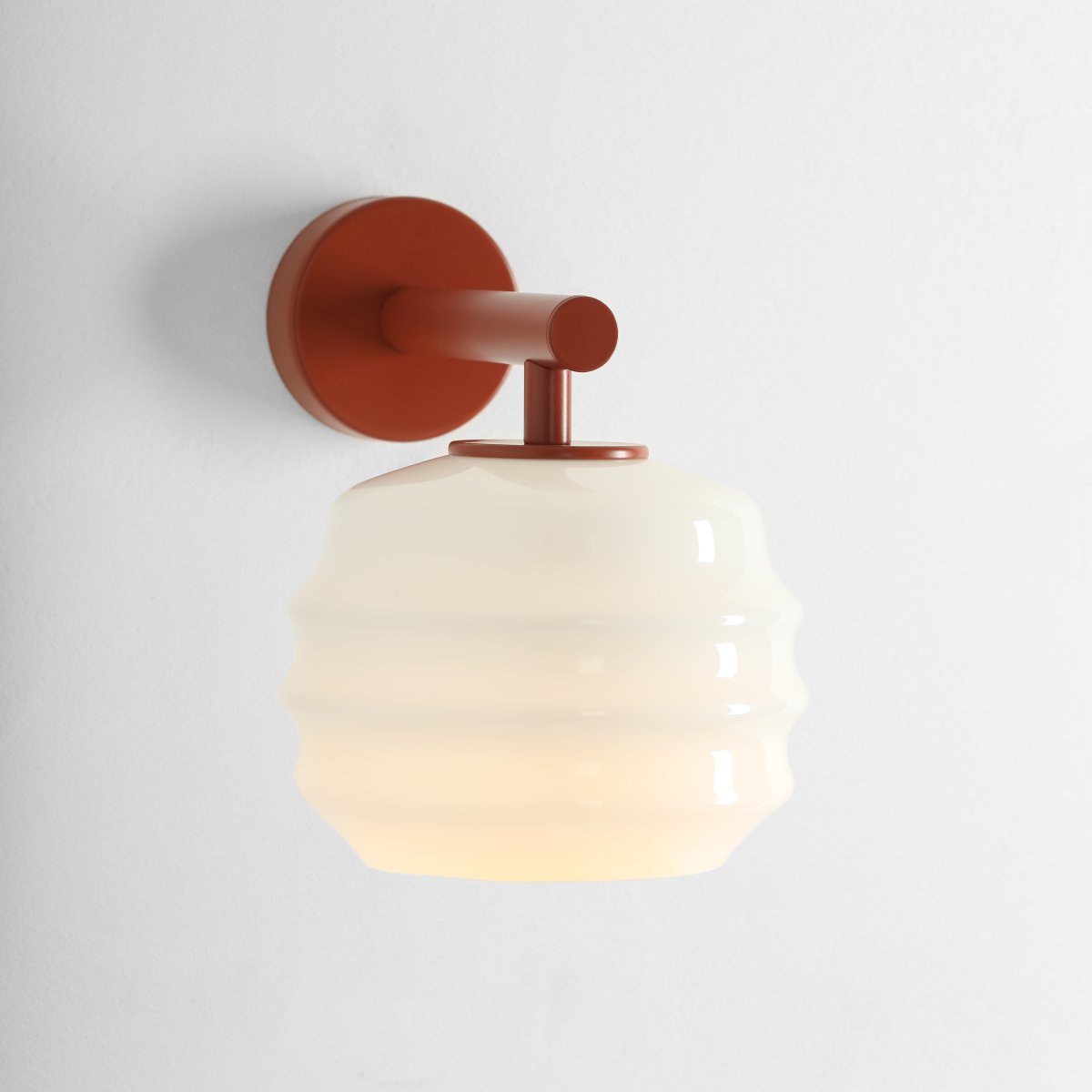 Puff 23cm Terrakotta vegglampe Fra Artera - Den dekorative skjermen i hvitt opalglass har en bølget form som gir lampen et lekent og elegant uttrykk.