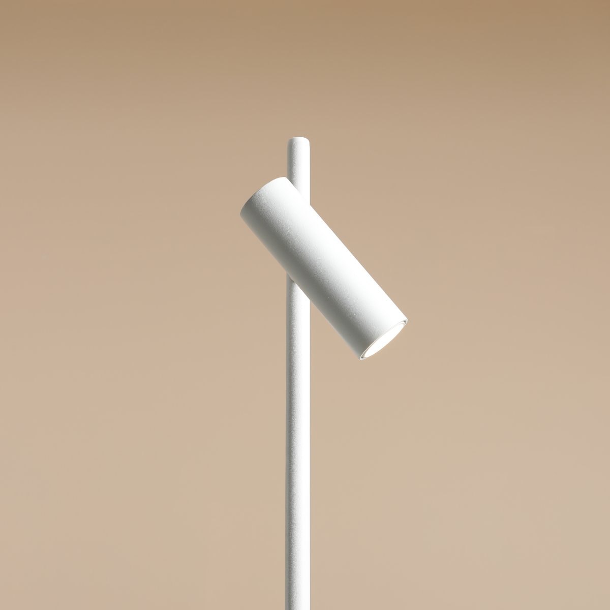 Trevo 54cm Hvit skrivebordslampe Fra Artera - Den kompakte og elegante formen gjør Trevo til en perfekt passform på skrivebordet eller som leselampe i forskjellige rom.