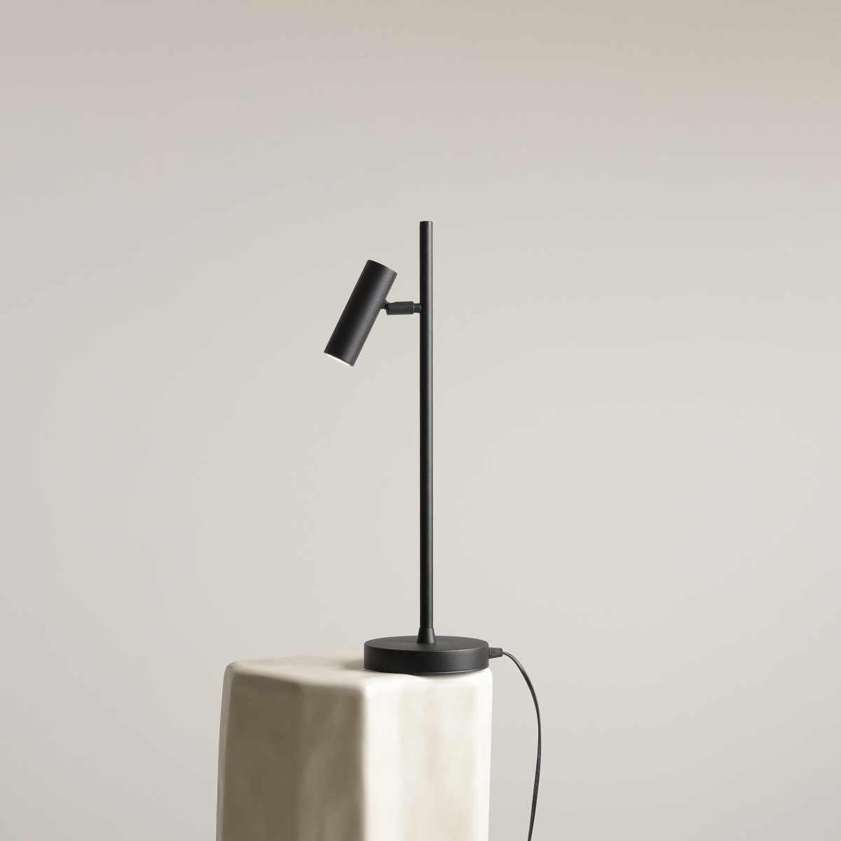 Trevo 54cm Svart skrivebordslampe Fra Artera - Den kompakte og elegante formen gjør Trevo til en perfekt passform på skrivebordet eller som leselampe i forskjellige rom.