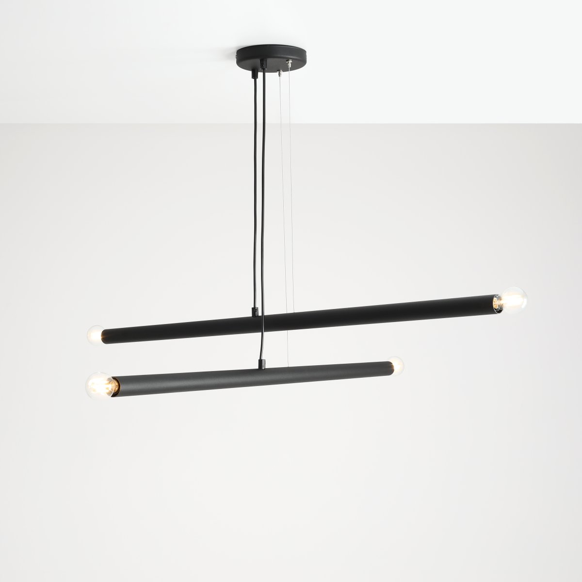 Tubo 4 100cm Svart Taklampe Fra Artera - Hvert rør er 100 cm langt med en diameter på 3,2 cm og har lyskilder i begge ender.