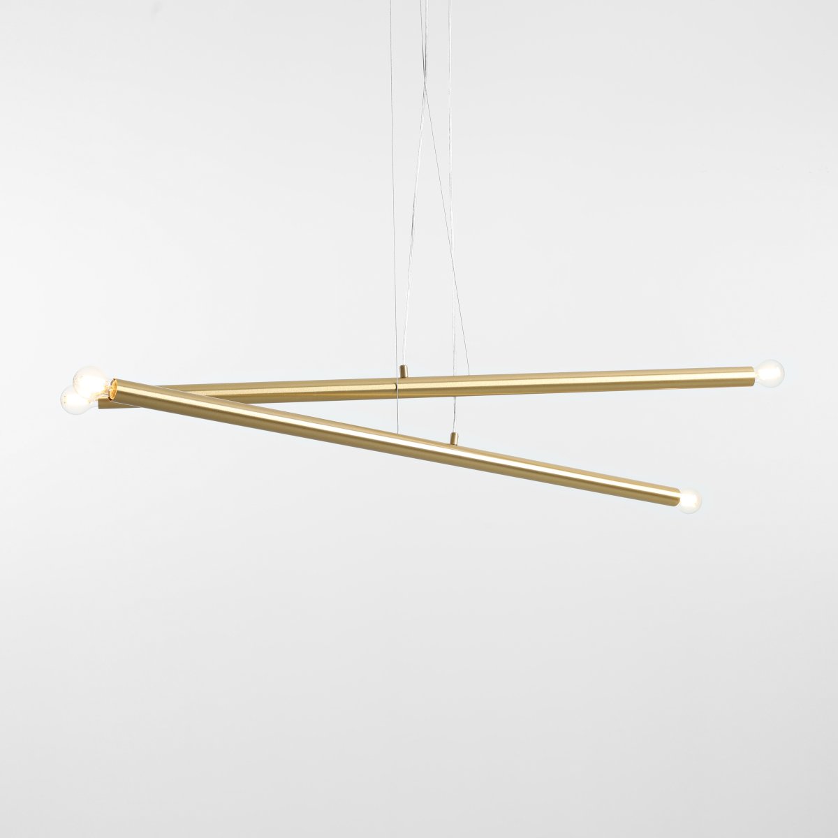 Tubo 4 100cm Messing Taklampe Fra Artera - Tubo 4 er en moderne taklampe med et stilig og minimalistisk design.