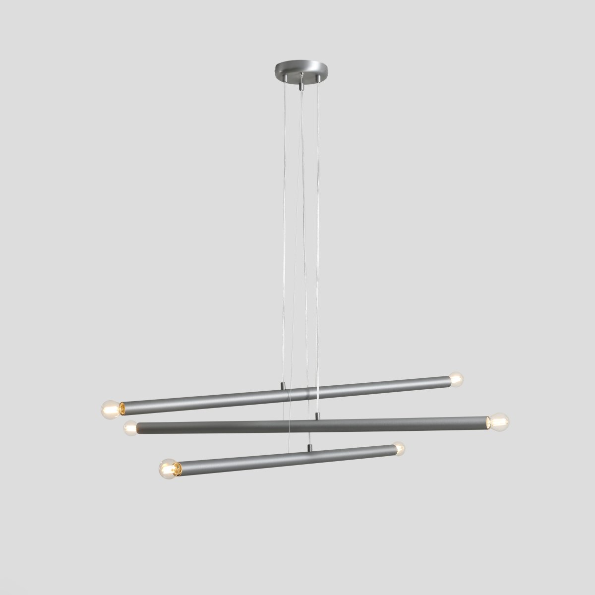 Tubo 6 100cm Stål Taklampe Fra Artera - Lampen best&aring;r av tre smale metallr&oslash;r i en elegant st&aring;lfinish, plassert i forskjellige h&oslash;yder og vinkler som skaper et spennende og luftig uttrykk.