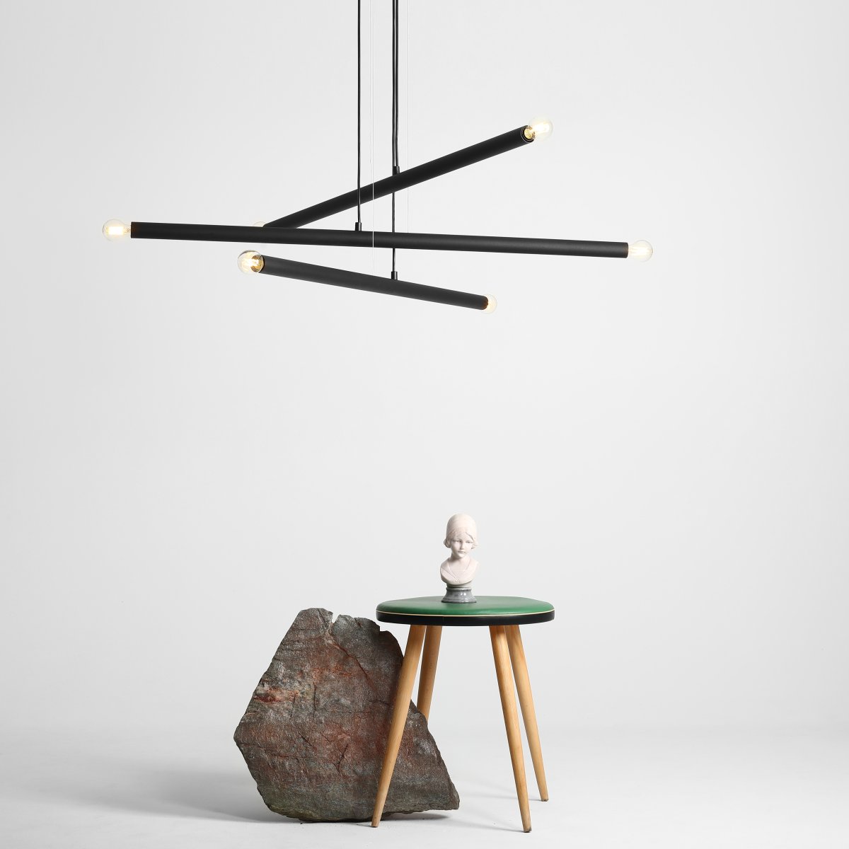 Tubo 6 100cm Svart Taklampe Fra Artera - Lampen består av tre smale metallrør i en stilig sort finish, plassert i forskjellige høyder og vinkler som skaper et spennende og luftig uttrykk.
