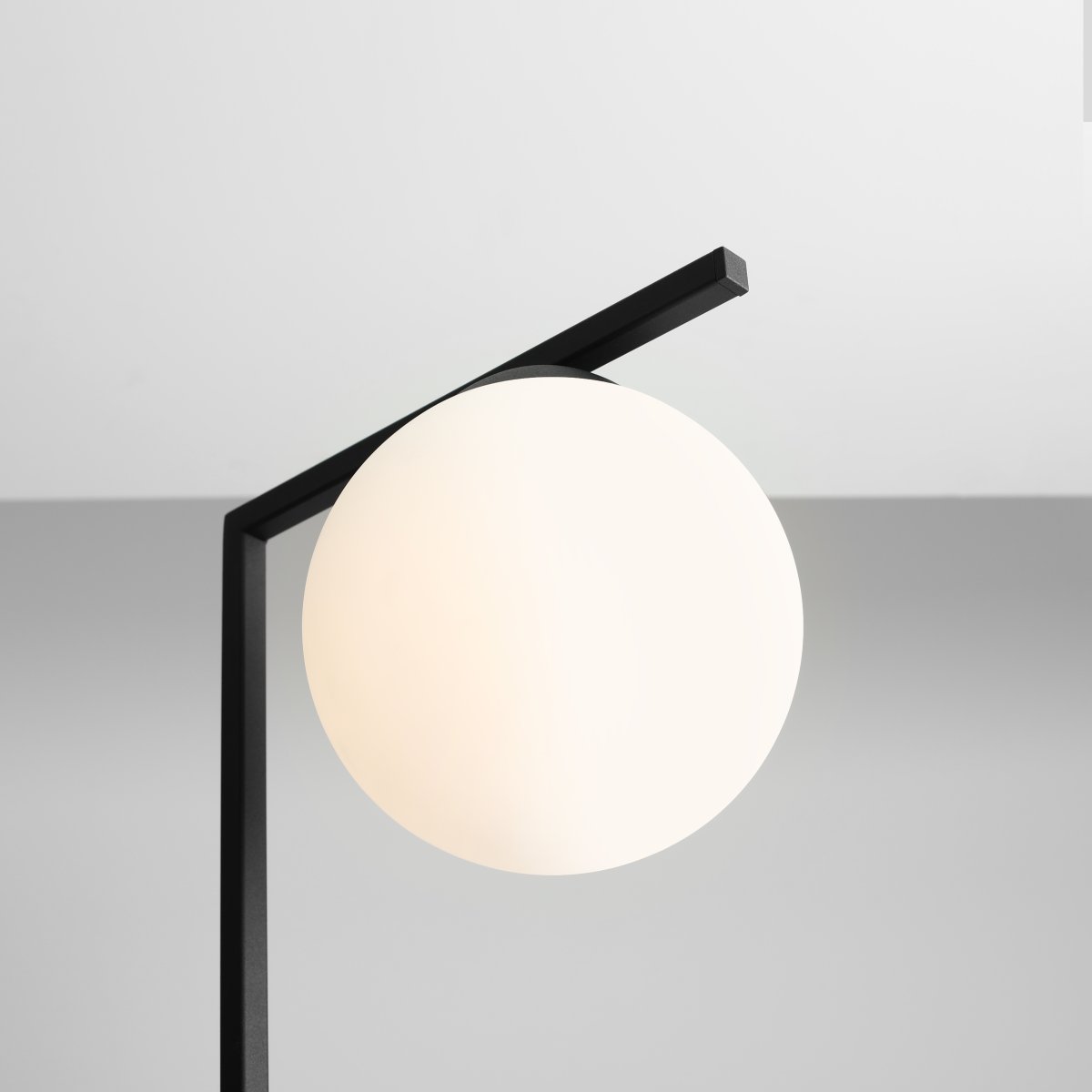 Zac Svart gulvlampe Fra Artera - Zac gulvlampe har en minimalistisk design laget av metall og glass.