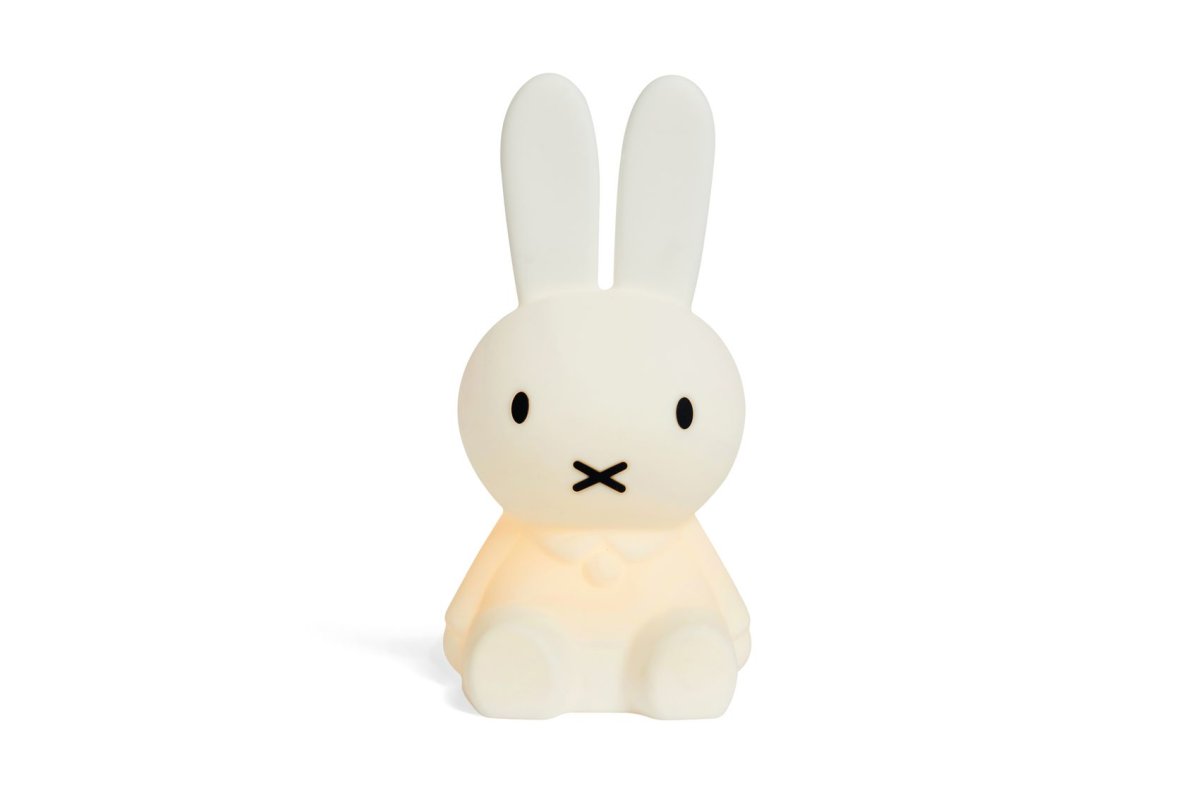Bundle of Light - Miffy Mini Hvit barnelampe Fra Mr Maria - Legg til litt lys og glede til dagen og hjemmet ditt med denne sjarmerende Miffy-lampen.