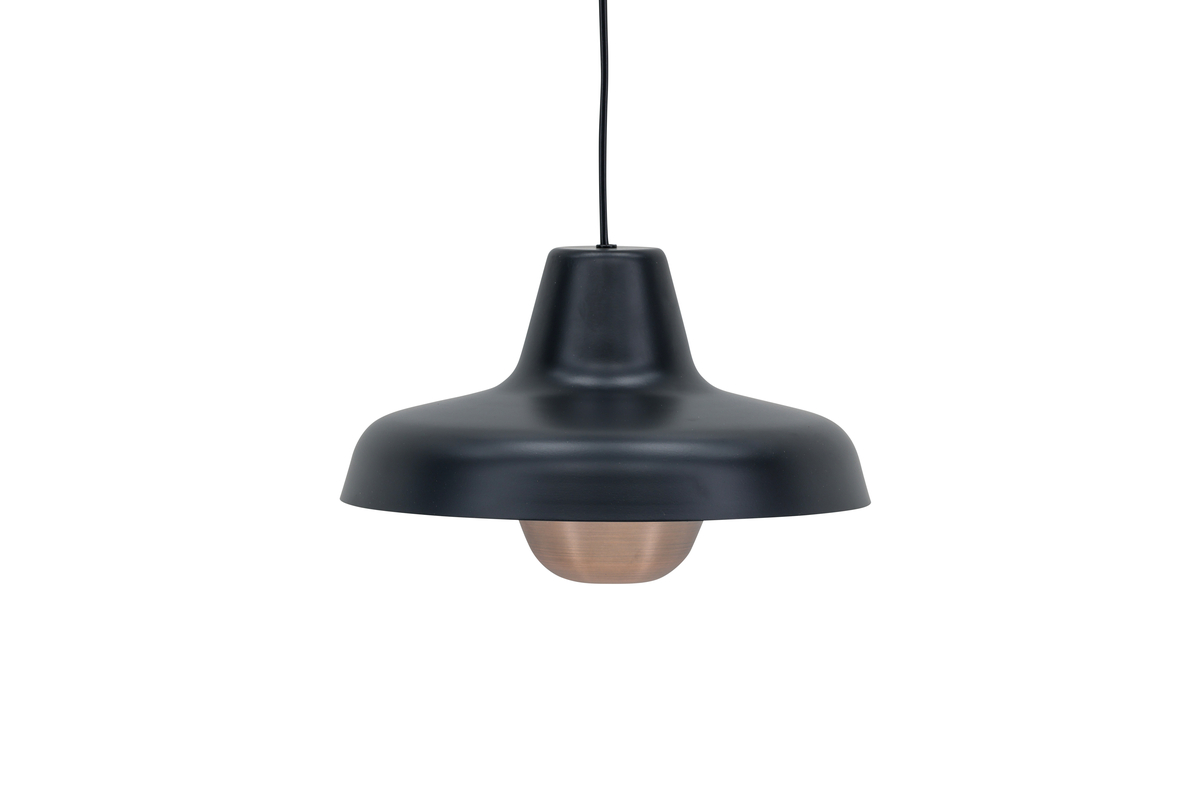 Högbyn Ø30 Svart Taklampe Fra Venture Design - Kobberdetaljene rundt lyskilden gir et elegant og sofistikert preg som virkelig skiller seg ut og er prikken over i-en.