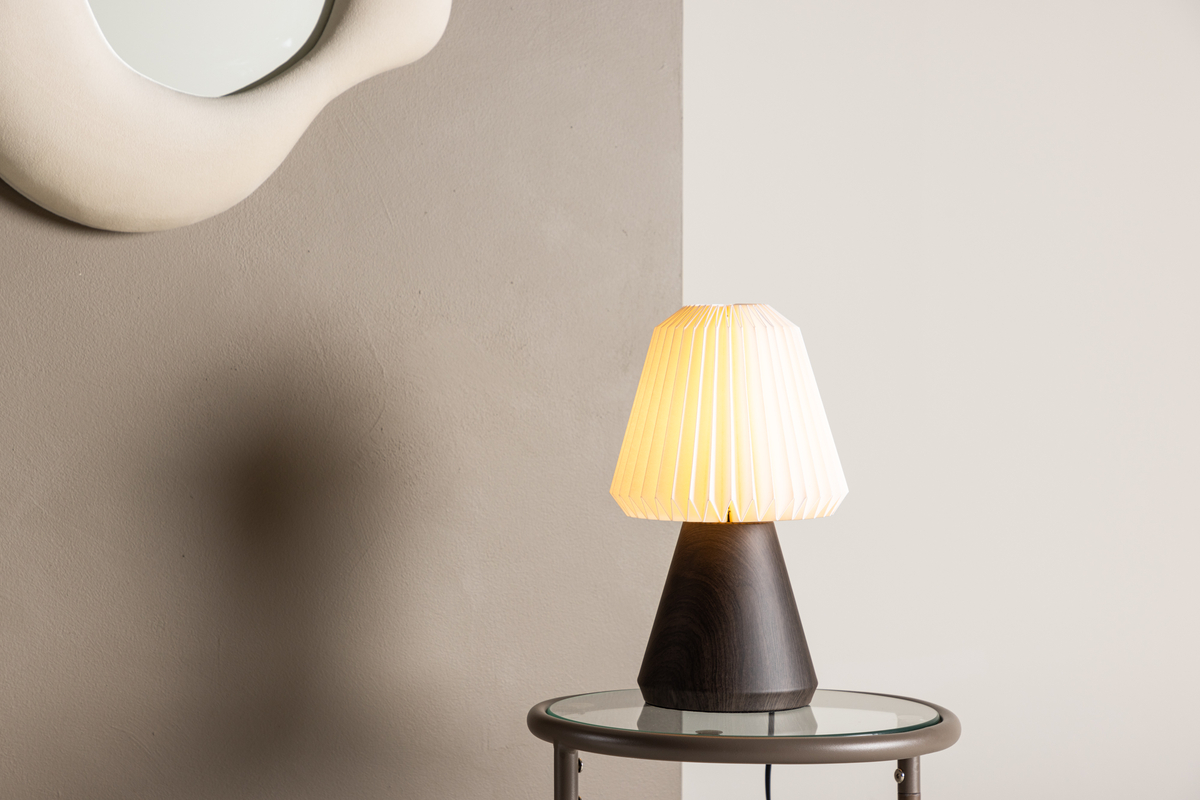 Fjällen 33cm Valnøtt bordlampe Fra Venture Design - Den plisserte lampeskjermen i hvitt papir sprer et fint og behagelig lys som skaper en avslappende atmosf&aelig;re og gir deg en beroligende f&oslash;lelse.