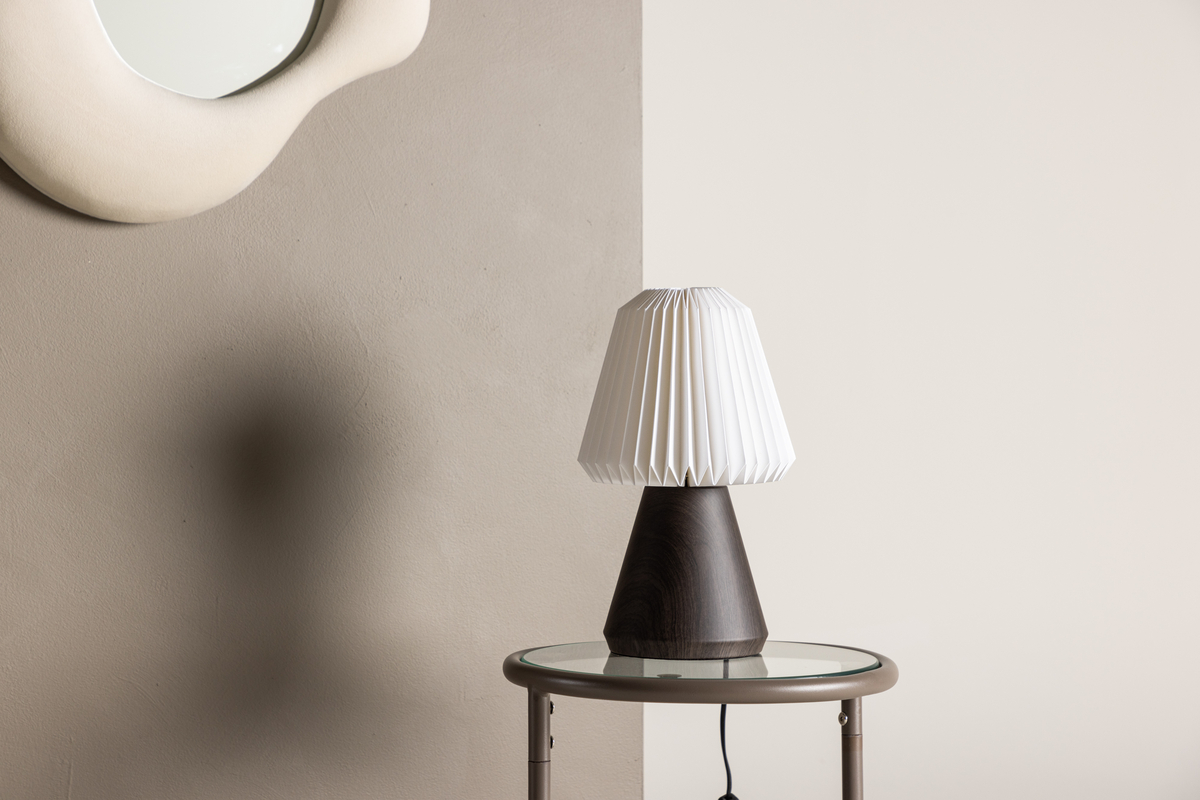 Fjällen 33cm Valnøtt bordlampe Fra Venture Design - Den plisserte lampeskjermen i hvitt papir sprer et fint og behagelig lys som skaper en avslappende atmosf&aelig;re og gir deg en beroligende f&oslash;lelse.