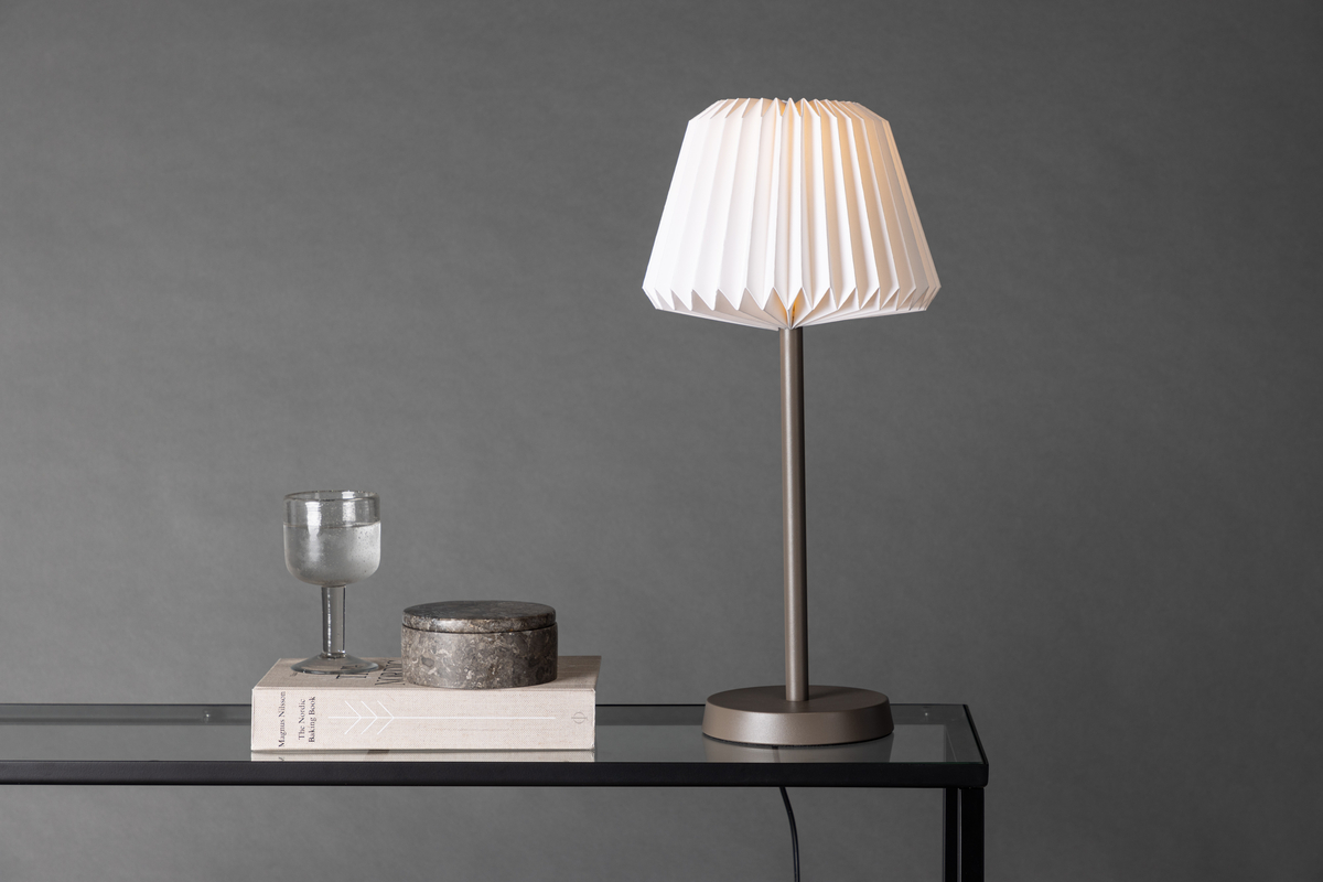 Tandådalen 50cm Mørk brun bordlampe Fra Venture Design - Skjermen slipper lyset gjennom p&aring; en behagelig m&aring;te, og skaper en avslappende og hyggelig atmosf&aelig;re i rommet ditt.