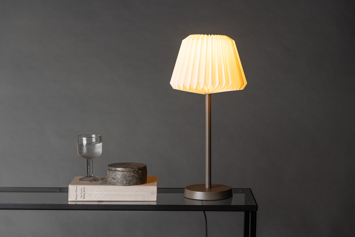 Tandådalen 50cm Mørk brun bordlampe Fra Venture Design - Skjermen slipper lyset gjennom p&aring; en behagelig m&aring;te, og skaper en avslappende og hyggelig atmosf&aelig;re i rommet ditt.