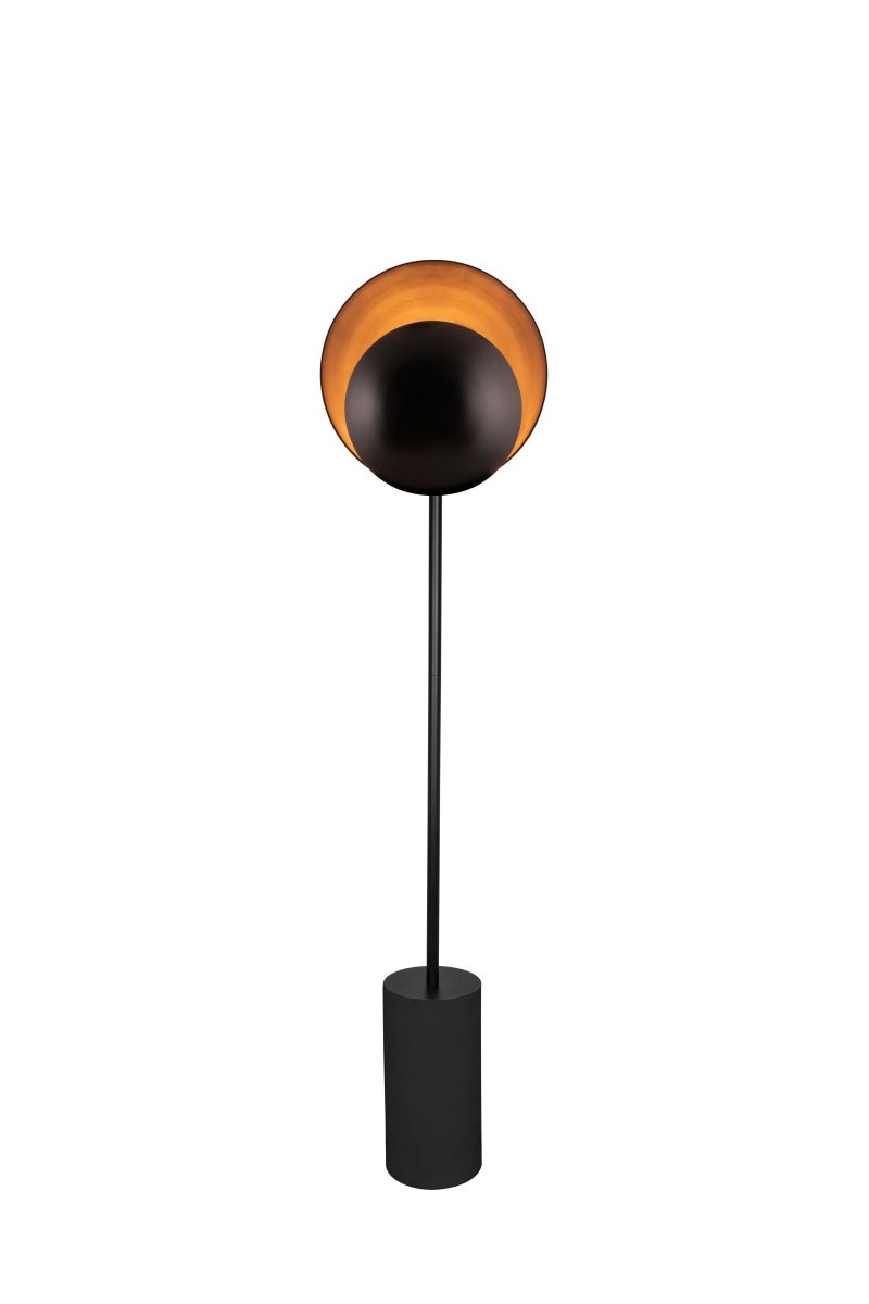 Orbit Svart gulvlampe Fra Globen Lighting - Lampen er montert p&aring; en sort sylindrisk metallfot som gir den et elegant uttrykk, plasser den ved siden av sofaen eller i et hj&oslash;rne hvor du trenger stemningsbelysning.