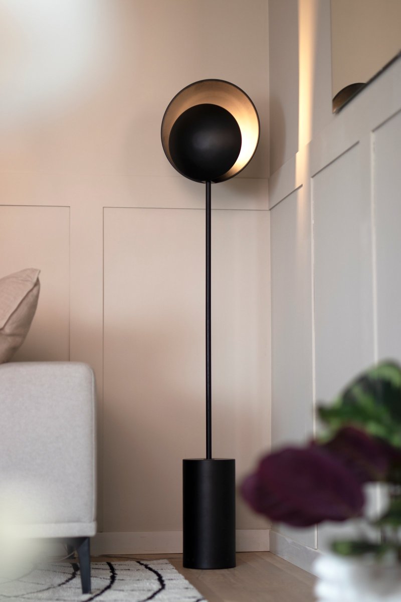 Orbit Svart gulvlampe Fra Globen Lighting - Lampen er montert p&aring; en sort sylindrisk metallfot som gir den et elegant uttrykk, plasser den ved siden av sofaen eller i et hj&oslash;rne hvor du trenger stemningsbelysning.