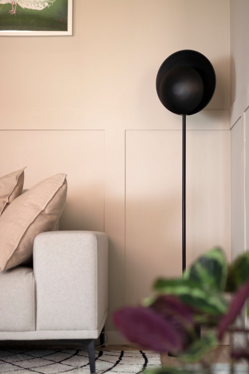 Orbit Svart gulvlampe Fra Globen Lighting - Lampen er montert p&aring; en sort sylindrisk metallfot som gir den et elegant uttrykk, plasser den ved siden av sofaen eller i et hj&oslash;rne hvor du trenger stemningsbelysning.