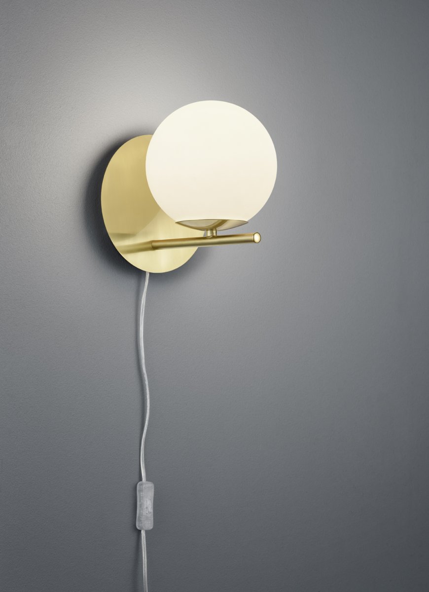 Pure Ø16 Matt messing vegglampe Fra Trio Lighting - Det minimalistiske designet med matt messing og hvitt opalglass er utrolig moderne og kan kombineres med både enkle og effektive elementer.