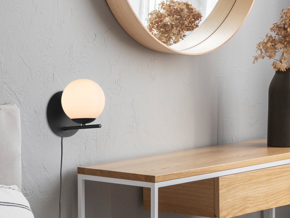 Pure Ø16 Svart vegglampe Fra Trio Lighting - Lampen kan monteres b&aring;de som fast installasjon eller med medf&oslash;lgende ledning med st&oslash;psel og bryter.