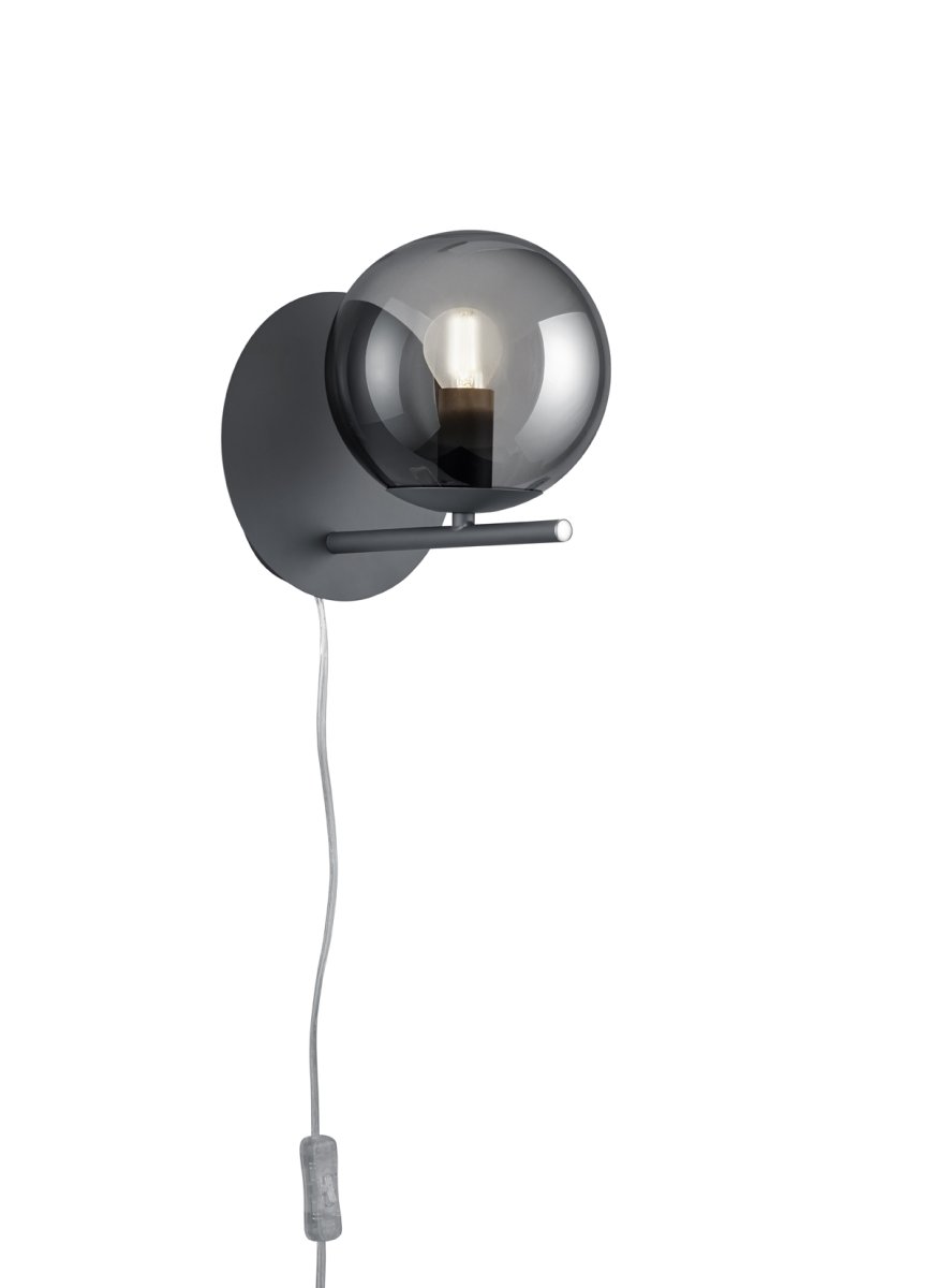 Pure Ø16 Røykfarget vegglampe Fra Trio Lighting - Lampen kan monteres b&aring;de som fast installasjon eller med medf&oslash;lgende ledning med veggplugg og str&oslash;mbryter.