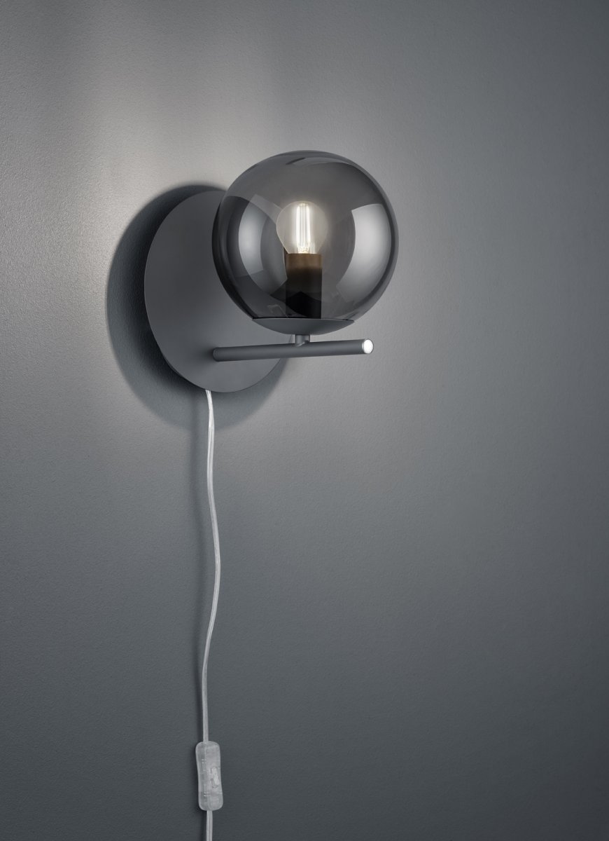 Pure Ø16 Røykfarget vegglampe Fra Trio Lighting - Lampen kan monteres b&aring;de som fast installasjon eller med medf&oslash;lgende ledning med veggplugg og str&oslash;mbryter.