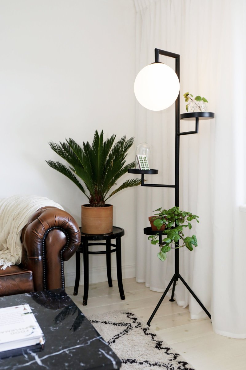 Astoria Svart gulvlampe Fra Globen Lighting - Astoria kombinerer funksjon og design, da den kan brukes i alt fra hallen, til sokkel, til leselampe.
