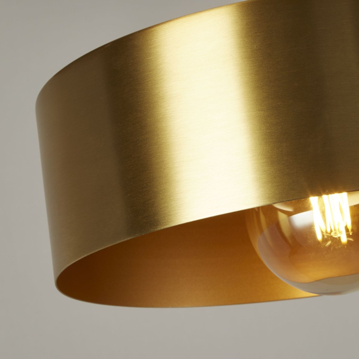 Knox Ø30 Gull Taklampe Fra Searchlight - Knox er en pendellampe med et rent og moderne design som kombinerer funksjon og estetikk.