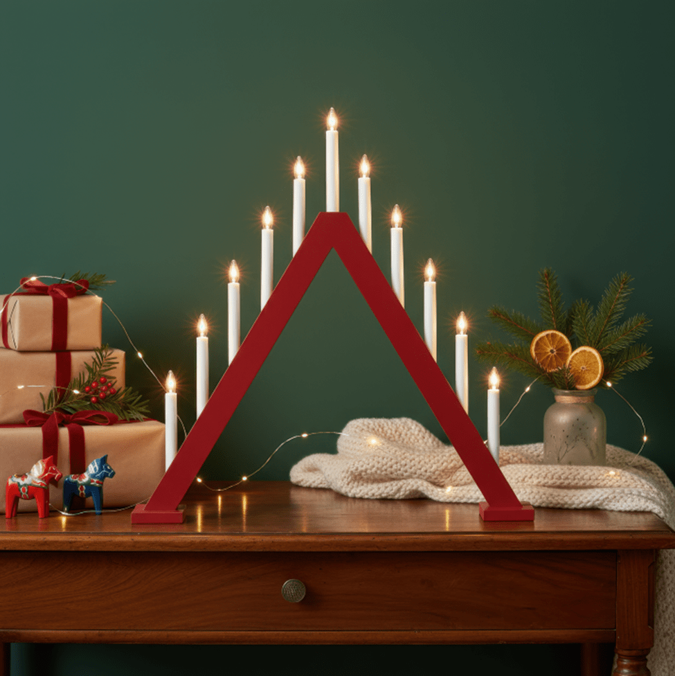 Nova 11 RØD Fra Pixie Design - Nova er en klassisk trelysestake med elleve lys og en vakker r&oslash;d farge som minner om tradisjonell julefeiring.