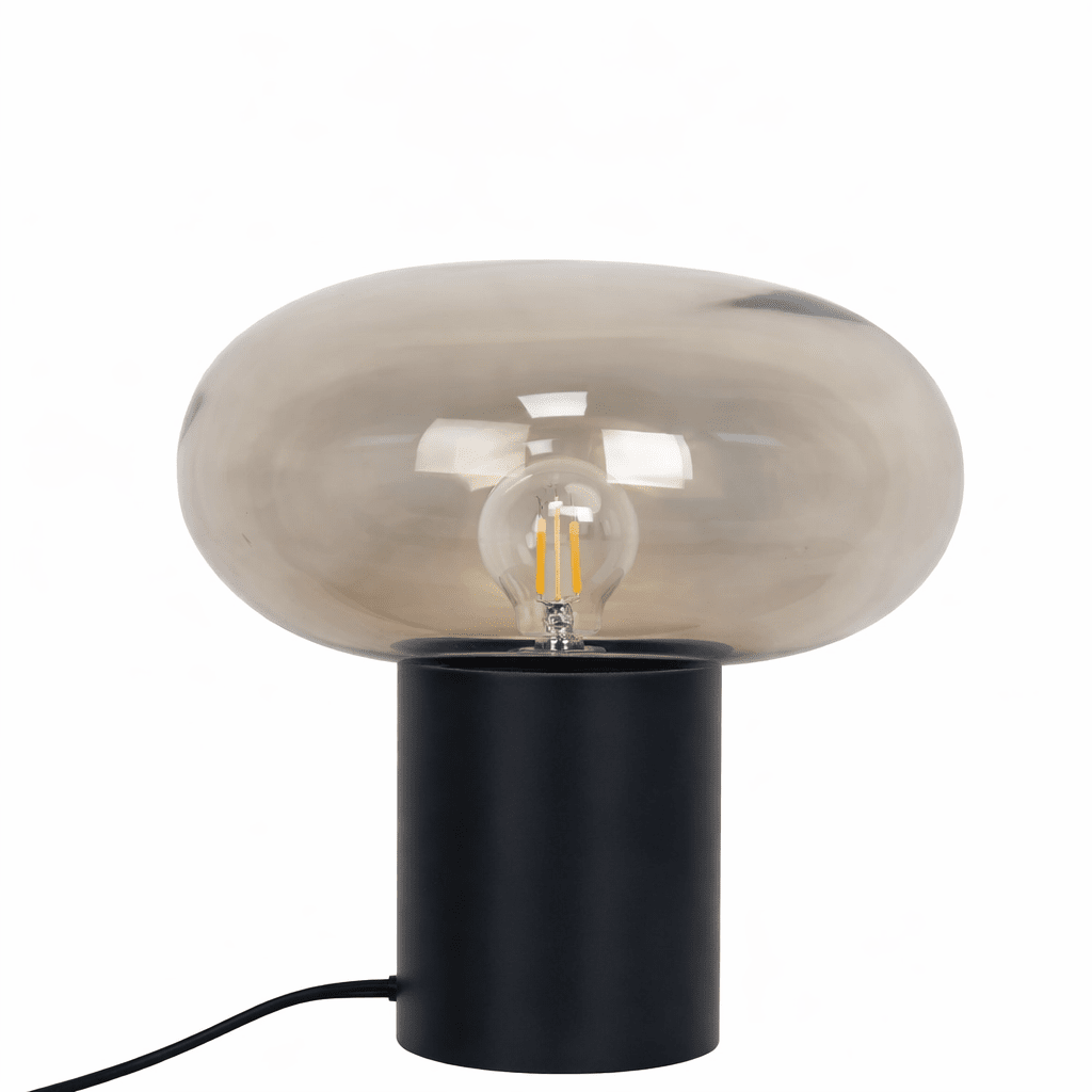 Alba 32cm Svart/ravfarget bordlampe Fra Nordic Lighting - Den svarte metallbasen gir et stabilt og elegant uttrykk, mens den ravfargede glassskjermen skaper et mykt og stemningsfullt lys.